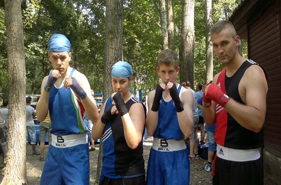 Békésen jártak a Boxvilág SE versenyzõi