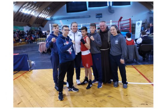 Erdélyben húztak kesztyűt a fiúk